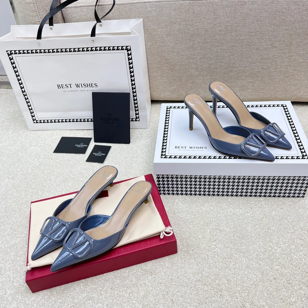 👟👟Ex-factory price 500👟👟 VALENTINO latest V Logo buckle back empty slippers 🔥🔥🔥 🕳️🕳️🕳️ Exclusive original 1-1 development, no goods without the original 〰 ɪɴѓᴏʀᴍᴀᴛɪᴏɴ 〰 Buckle: V-LoGo leather buckle Material: Imported patent leather Lining: full-grain sheepskin Outsole: Italian through-dyed cowhide Midsole: Italian original craft material Process: computer stitching, machine shaping Heel height: 4.0/8cm Made in Italy 🇮🇹 Ready-made code: 35 36 37 38 39 Ready-made custom code: 34 40 41 Delivery period 1-3 days Not retreating